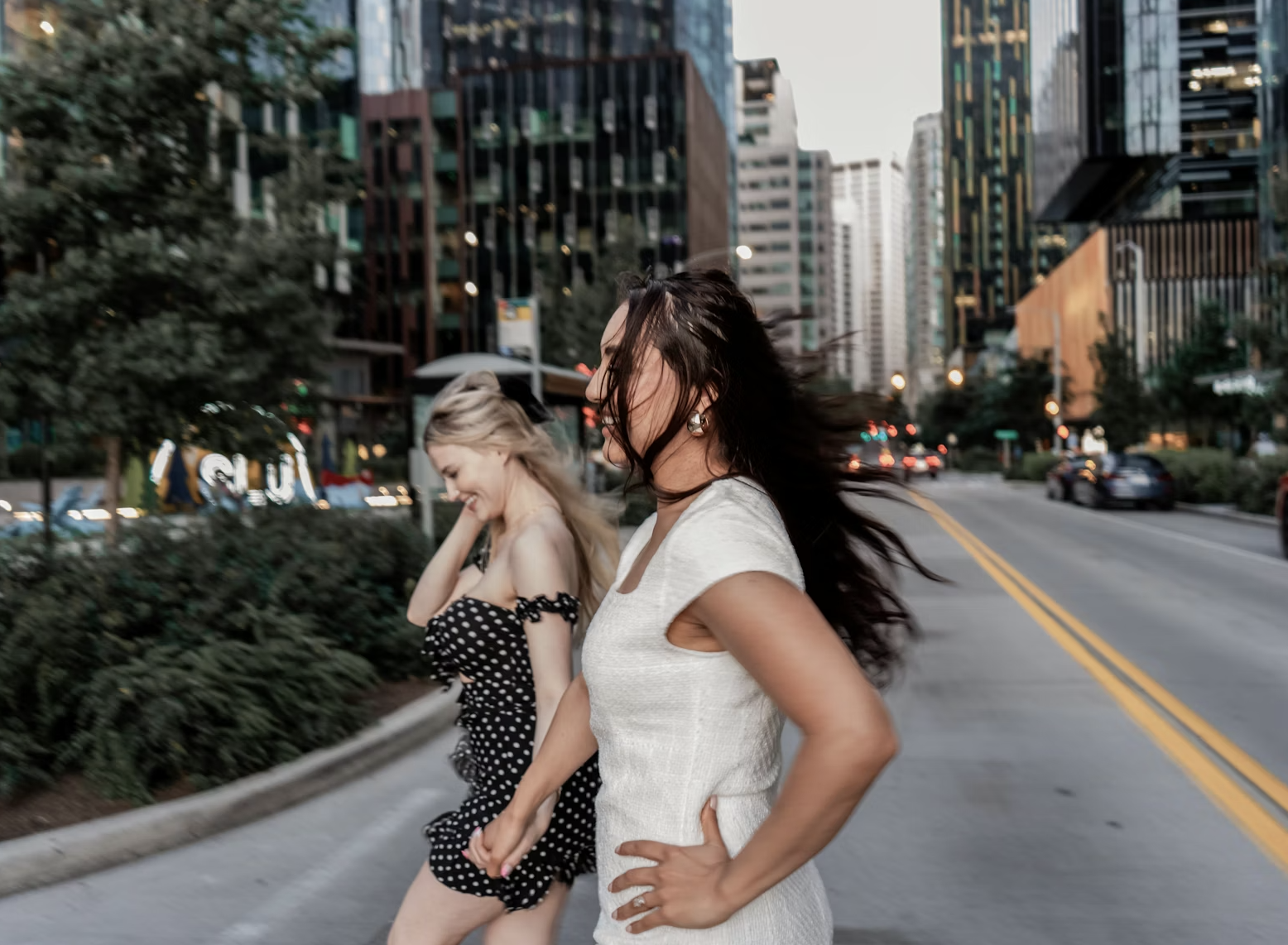 Twee vrouwen in de stad